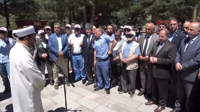 Erzurum Bakan Akdağ, 15 Temmuz Şehidinin Mezarı Başında Kuran Okudu Erzurum Bakan Akdağ, 15 Temmuz Şehidinin Mezarı Başında Kuran Okudu