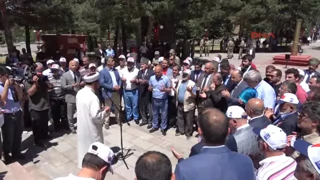 Erzurum Bakan Akdağ, 15 Temmuz Şehidinin Mezarı Başında Kuran Okudu Erzurum Bakan Akdağ, 15 Temmuz Şehidinin Mezarı Başında Kuran Okudu