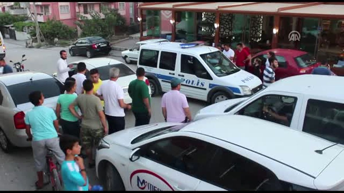 'Ben Polisim Kavga Etmeyin' Dedi, Darp Edildi