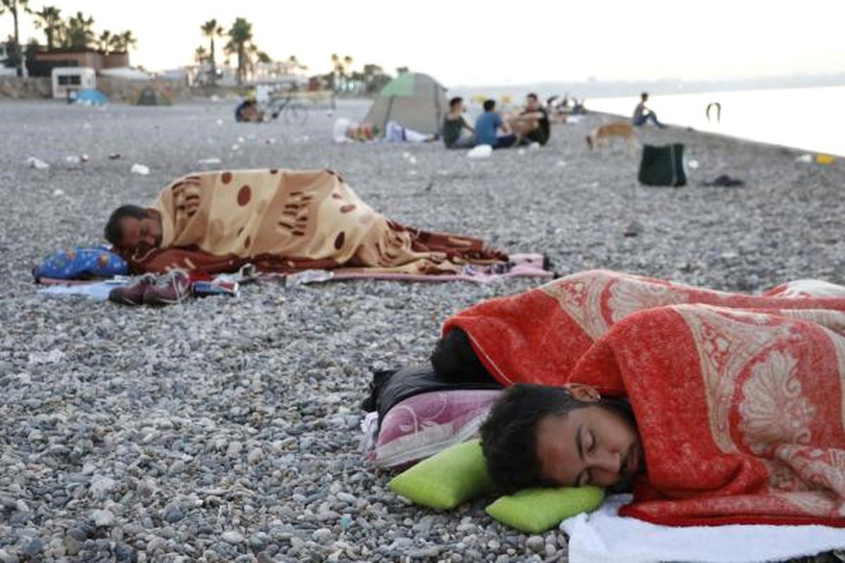 Antalya'da Sıcaklardan Kurtulmak İsteyen Tatilciler Sahilde Sabahlıyor