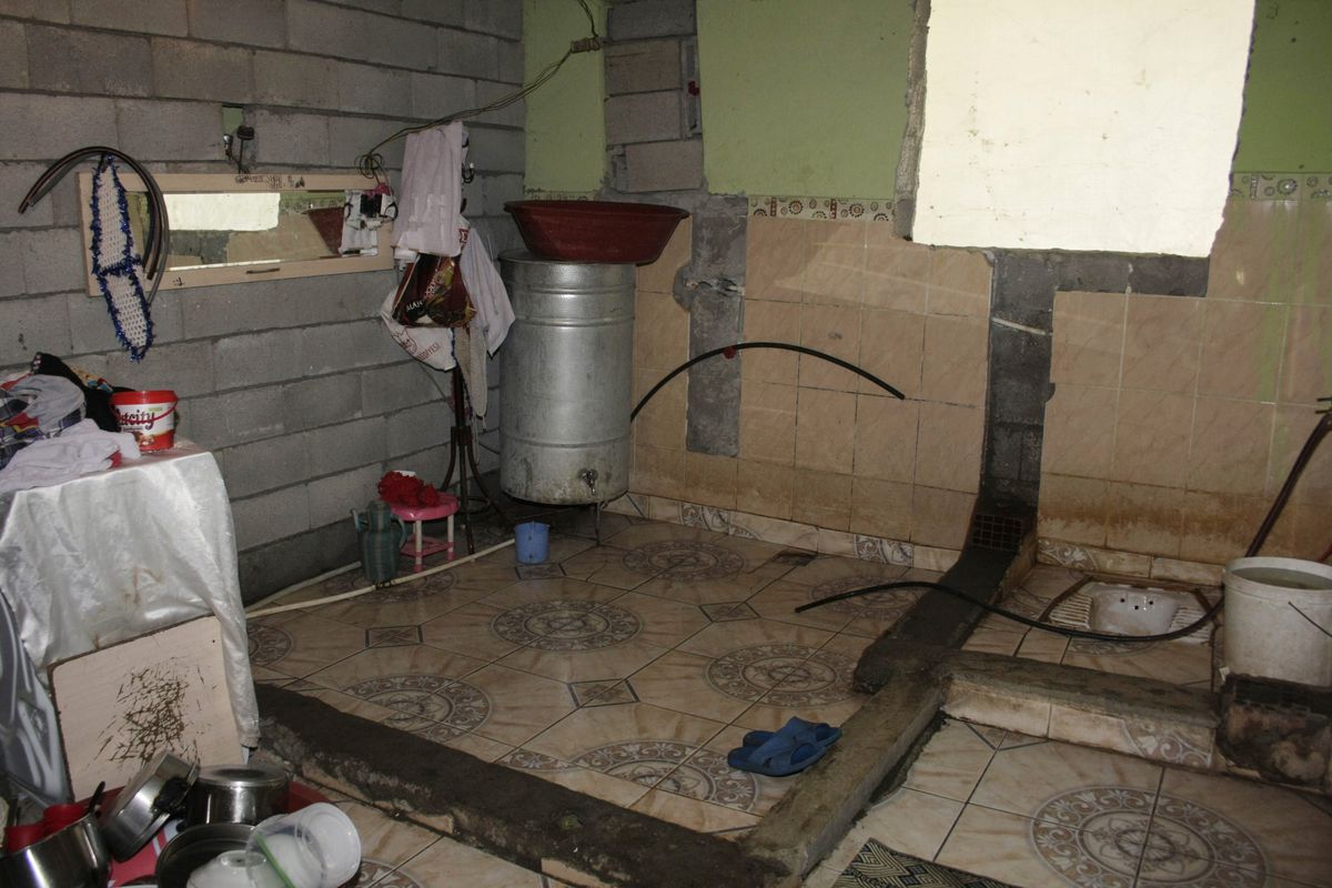 9 Nüfuslu Ailenin Yaşam Mücadelesi! Tuvalet, Banyo ve Mutfağı Aynı Yerde Olan Evde Yaşıyorlar