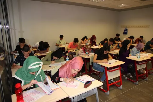 Akademi Lise Olmak İçin Sınava Giriyorlar