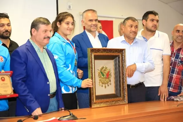 Avrupa Şampiyonu Büşra, Türk Bayrağını Dalgalandırdı Avrupa Şampiyonu Büşra, Türk Bayrağını Dalgalandırdı