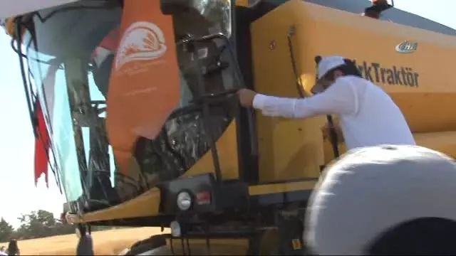 Bakan Çelik Konya'da Hasat Bayramına Katıldı Bakan Çelik Konya'da Hasat Bayramına Katıldı
