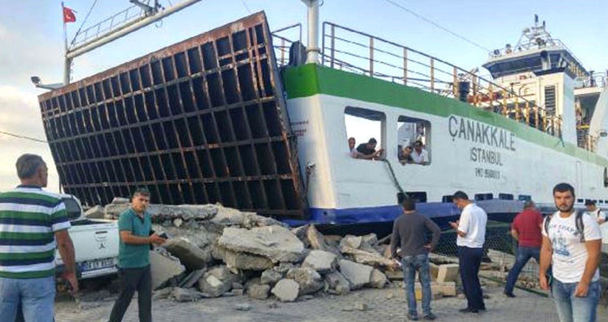 Balıkesir'in Marmara İlçesinde Arabalı Vapur, İskeleye Çarptı
