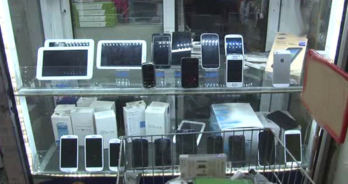Hırsızlar 20 Saniyede 6 Cep Telefonu Çaldı! İşte O Görüntüler