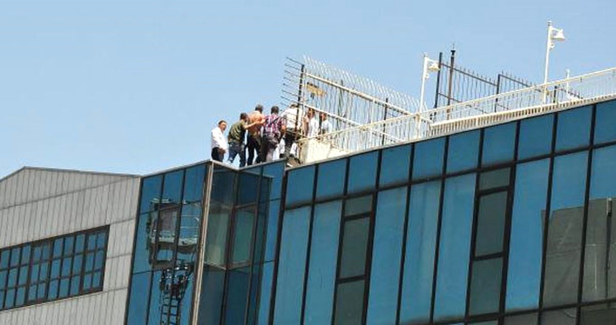 İş Başvuruları Kabul Edilmeyince Çatıya Çıktı