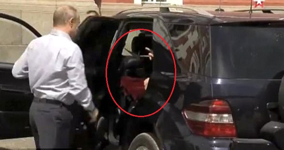 Putin'in Otomobilindeki Kırmızı Elbiseli Kadın Objektiflere Yakalandı