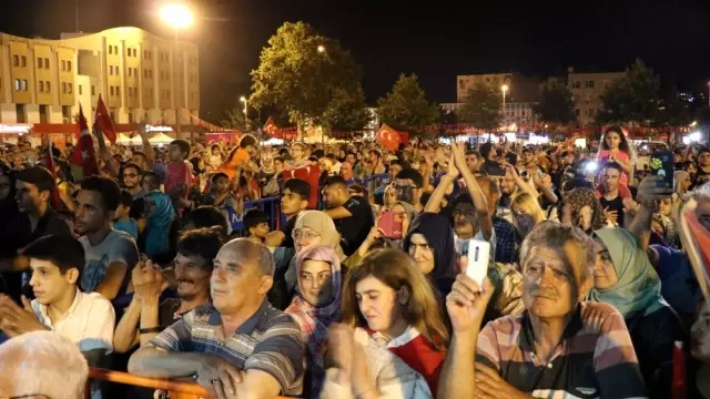 Sakarya'da 'Demokrasi Nöbeti' Başladı Sakarya'da 'Demokrasi Nöbeti' Başladı