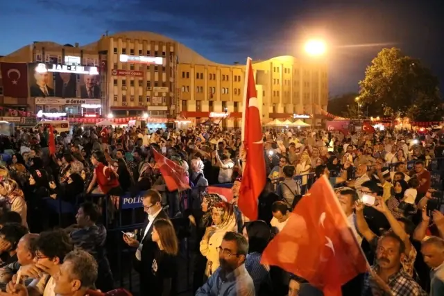 Sakarya'da 'Demokrasi Nöbeti' Geniş Katılımla Başladı Sakarya'da 'Demokrasi Nöbeti' Geniş Katılımla Başladı