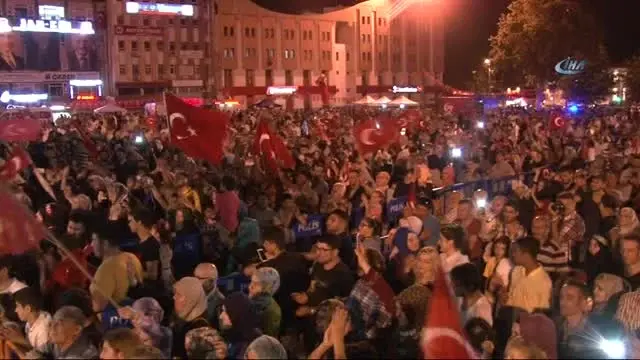 Sakarya'da 'Demokrasi Nöbeti' Geniş Katılımla Başladı Sakarya'da 'Demokrasi Nöbeti' Geniş Katılımla Başladı
