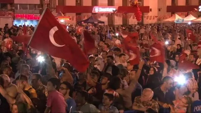 Sakarya'da 'Demokrasi Nöbeti' Geniş Katılımla Başladı Sakarya'da 'Demokrasi Nöbeti' Geniş Katılımla Başladı