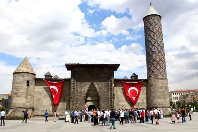 AK Parti Erzurum Milletvekili İbrahim Aydemir: 'İha, Vatanseverlikte Zirve Yapmış Bir Kuruluş' AK Parti Erzurum Milletvekili İbrahim Aydemir: 'İha, Vatanseverlikte Zirve Yapmış Bir Kuruluş'