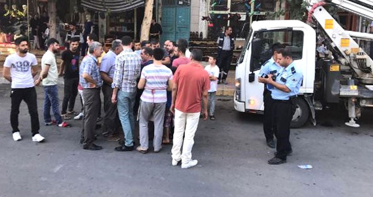 Elektrik Kesintilerine Tepki Gösteren Mahalleli, DEDAŞ Personellerini Rehin Aldı