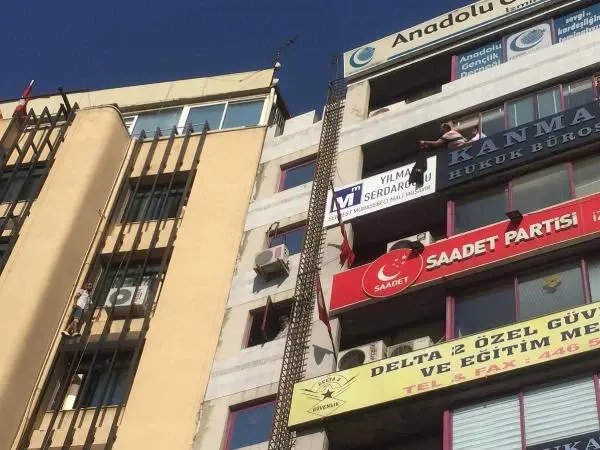 İşyeri Mühürlendi Belediye Binasindan Atlamak İstedi