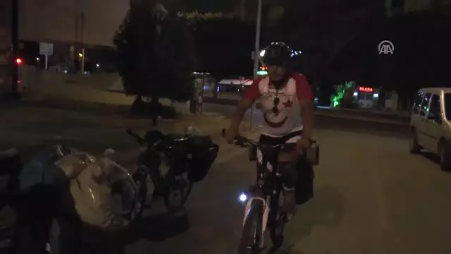 Pedal Çevirerek Şehit Ömer Halisdemir'in Kabrine Gidiyorlar Pedal Çevirerek Şehit Ömer Halisdemir'in Kabrine Gidiyorlar