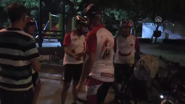 Pedal Çevirerek Şehit Ömer Halisdemir'in Kabrine Gidiyorlar Pedal Çevirerek Şehit Ömer Halisdemir'in Kabrine Gidiyorlar