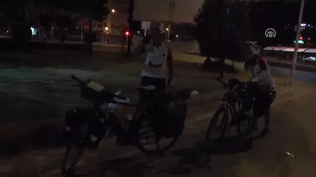 Pedal Çevirerek Şehit Ömer Halisdemir'in Kabrine Gidiyorlar Pedal Çevirerek Şehit Ömer Halisdemir'in Kabrine Gidiyorlar