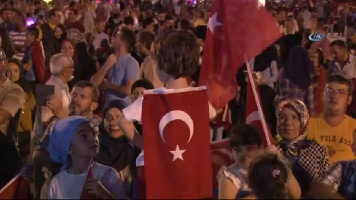 Sakarya'da 'Demokrasi Nöbeti' İkinci Günde de Devam Ediyor