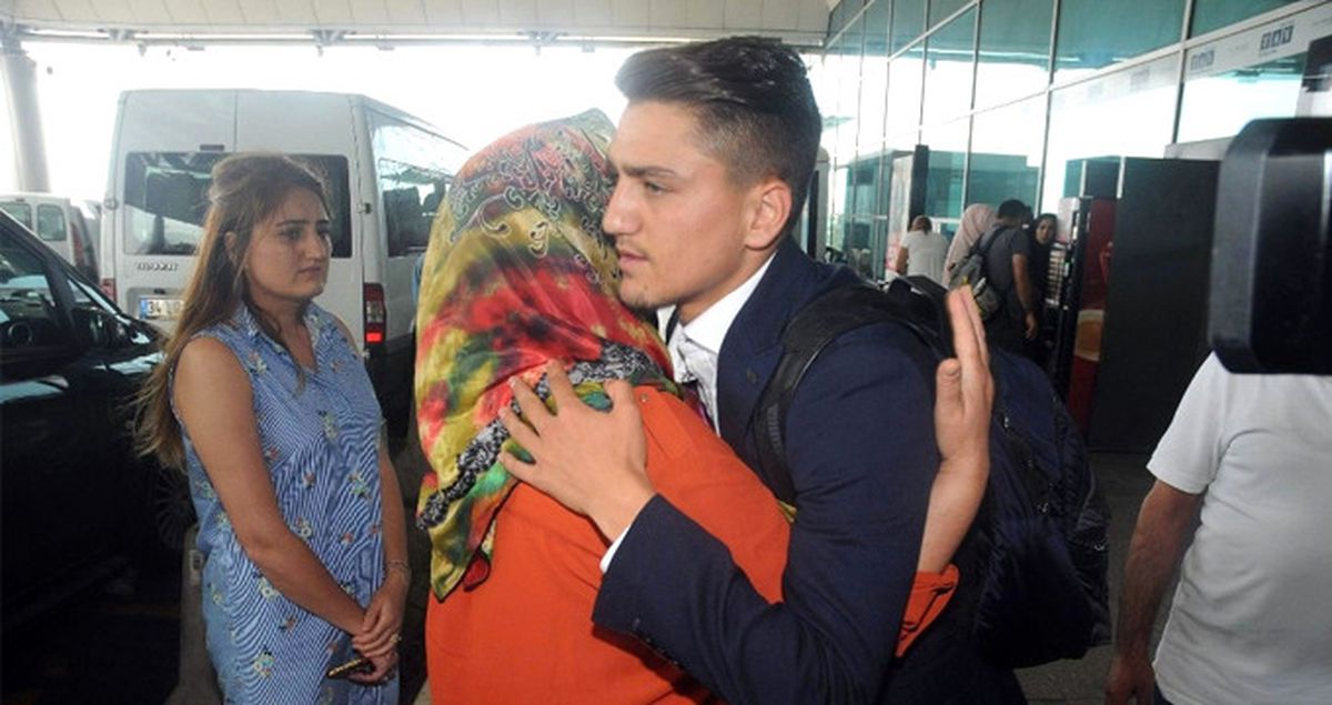 Annesinin Ağlayarak Uğurladığı Başakşehirli Futbolcu Cengiz Ünder, Roma'ya Gitti