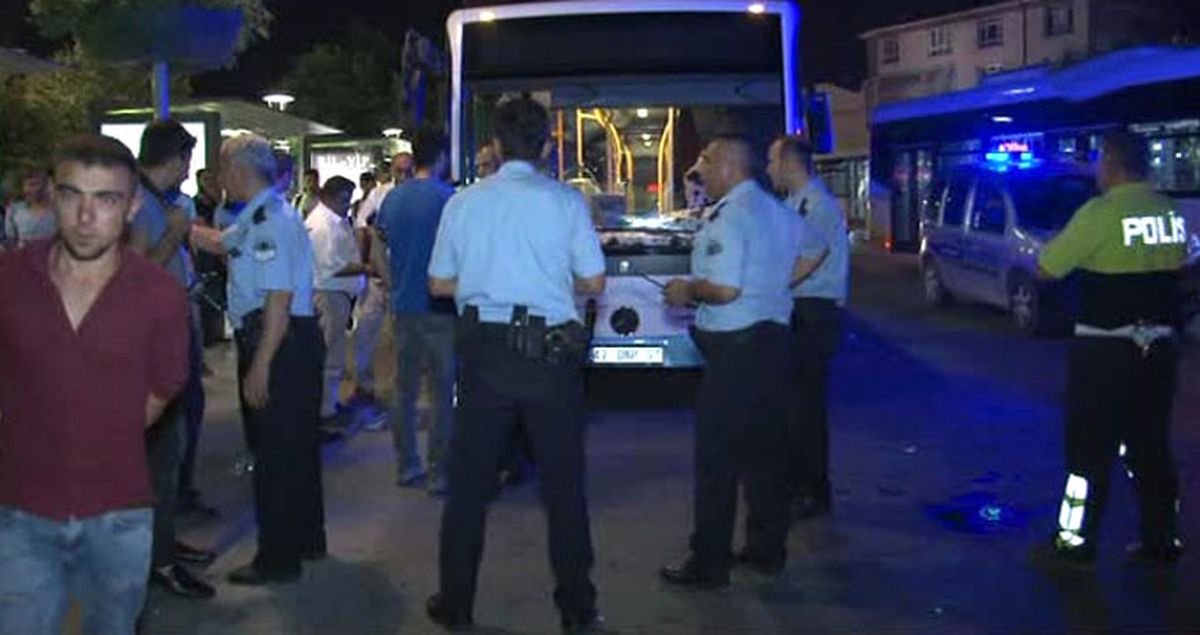 Belediye Otobüsü Yol Üzerindeki Vatandaşları Fark Etmeyince 5 Kişiye Çarptı