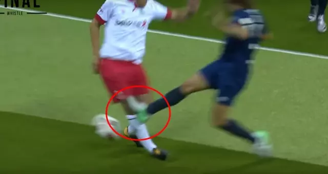 Carles Puyol, Gösteri Maçında Phil Neville'ın Az Kalsın Ayağını Kırıyordu