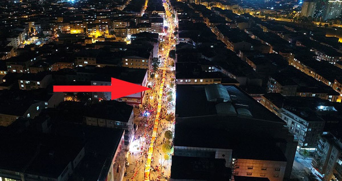 Esenler Halkı, 15 Temmuz'un Yıl Dönümünde 2016 Metrelik Bayrakla Yürüdü