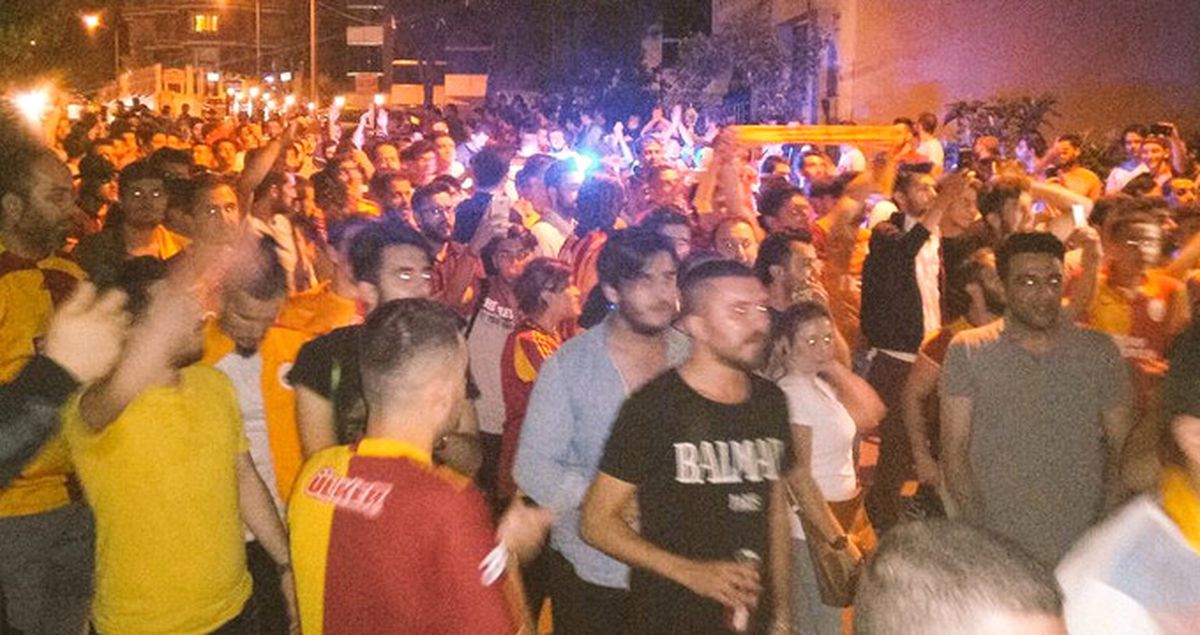 GS'li Taraftarlar, Sneijder'in Yollanmasının Ardından Tesislere Akın Etti