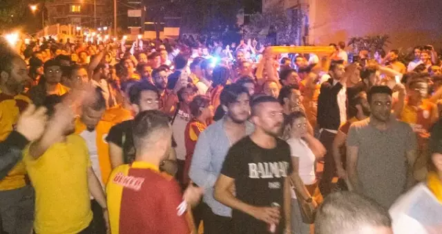 GS'li Taraftarlar, Sneijder'in Yollanmasının Ardından Tesislere Akın Etti
