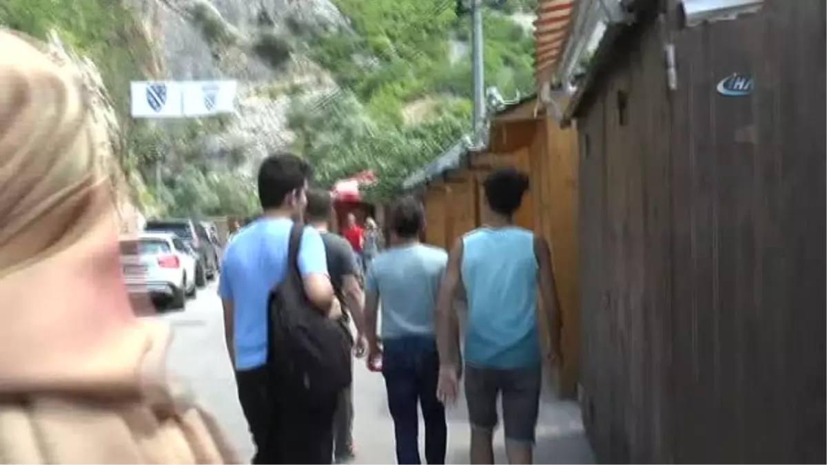 Mostar Köprüsü Önünde '15 Temmuz'u Unutma, Unutturma' Pankartı Açtılar