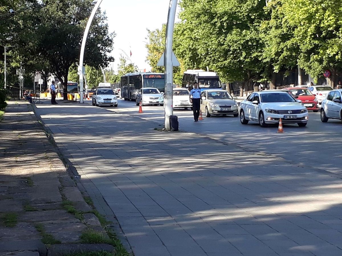 TBMM Önünde Bomba Paniği! İçinden Çıkanlar Şok Etti
