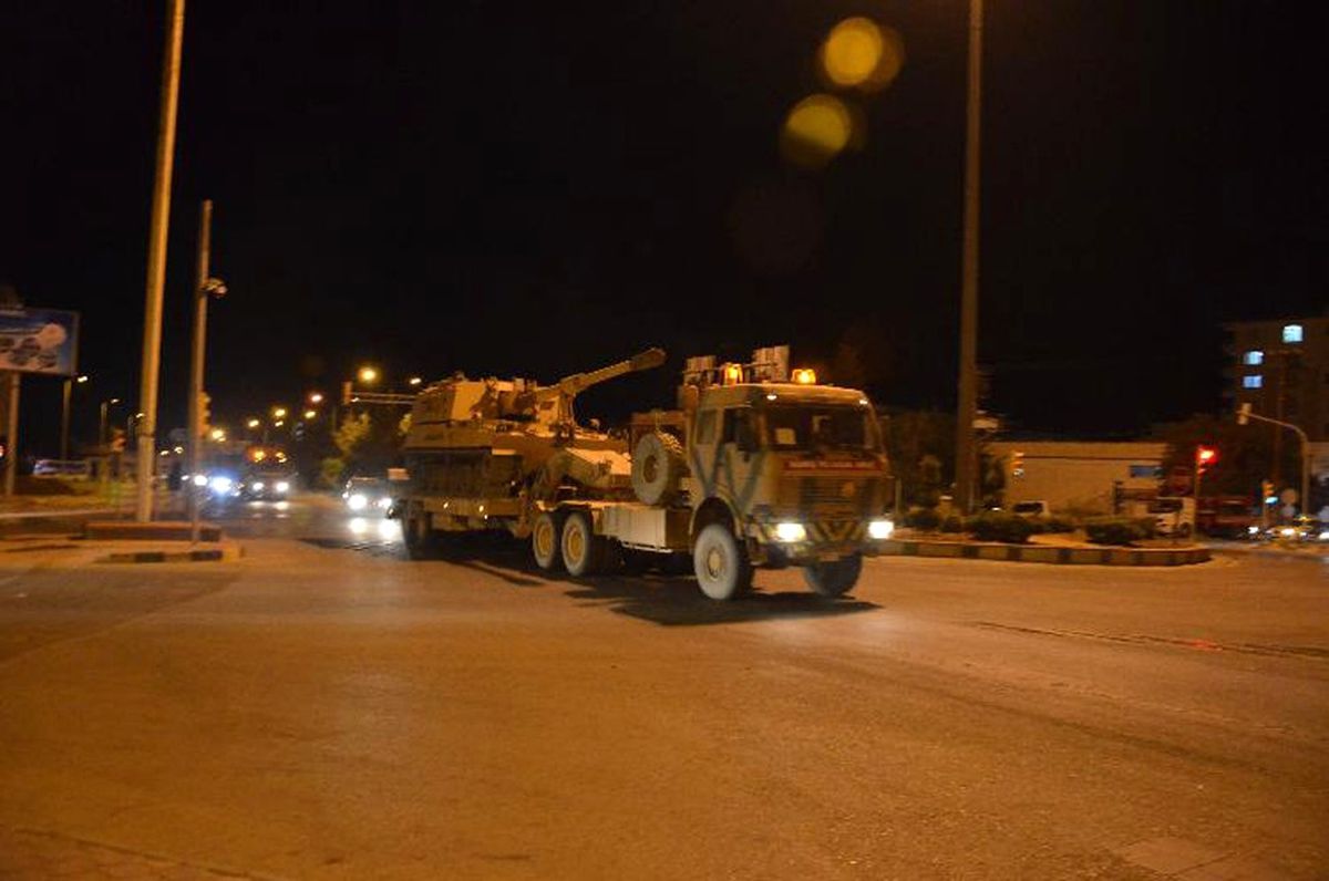 Kilis'te Hareketli Gece! Afrin Sınırına Fırtına Obüsleri Sevk Edildi