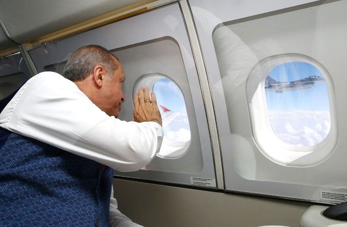 Cumhurbaşkanı Erdoğan, İstanbul'a Gelişinde Kendisini Havada Karşılayan F-16'ları Selamladı
