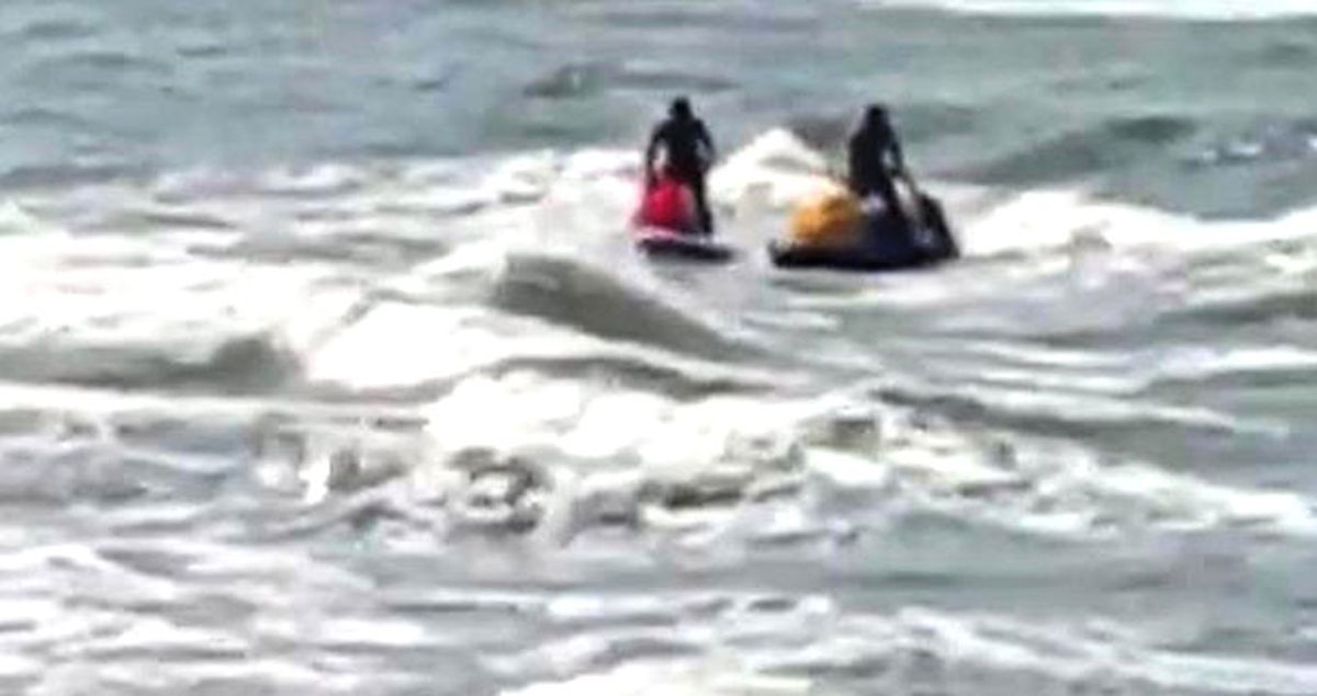 Dev Dalgalar Arasında Kalan Kişi Jet Ski İle Son Anda Kurtarıldı