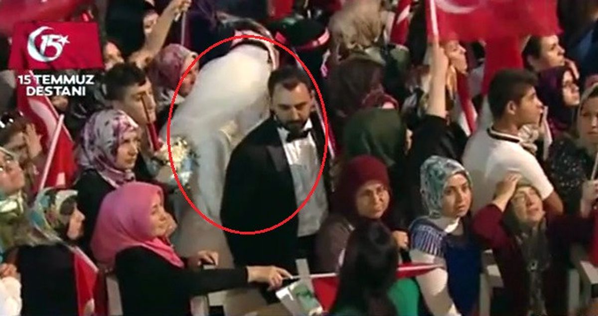Düğünlerinden Çıkıp Gelinlik ve Damatlıkla 15 Temmuz Etkinliğine Katıldılar