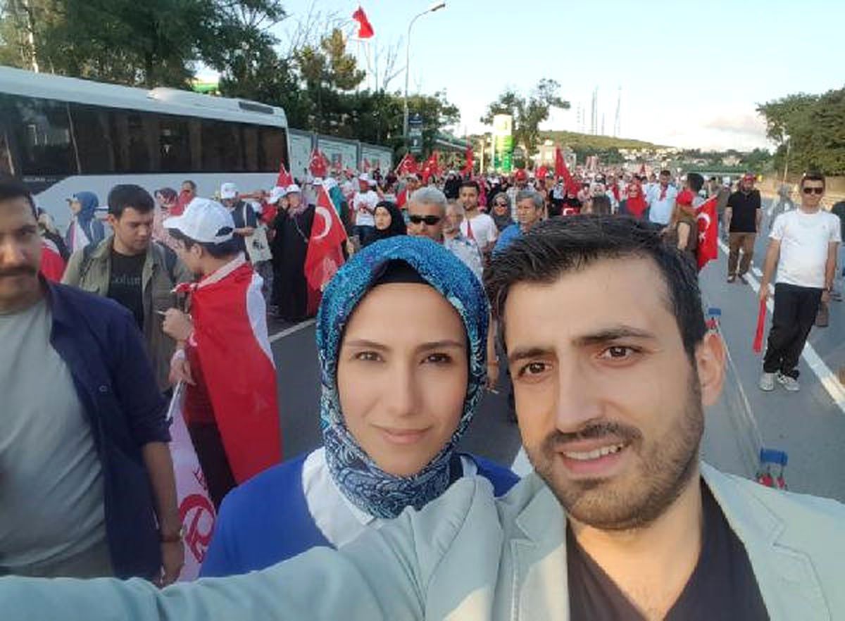 Sümeyye Erdoğan eşi Selçuk Bayraktar Kısıklı'dan 'Şehitler Köprüsü'ne Yürüdü