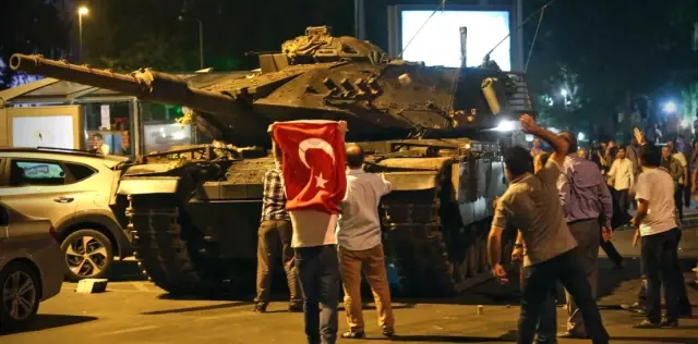Geçen Yıl Darbe Girişiminin Emrinin Verildiği Saatte Bugün Millet Yeni Bir Tarih Yazıyor Geçen Yıl Darbe Girişiminin Emrinin Verildiği Saatte Bugün Millet Yeni Bir Tarih Yazıyor