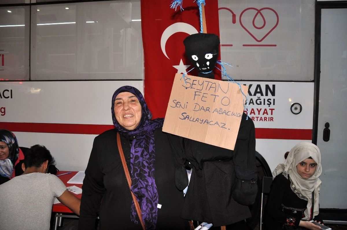 İzmirli Sadiye Teyze, FETÖ elebaşının kuklasını yapıp darağacında astı