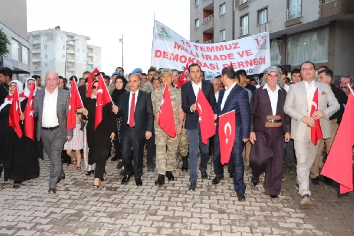 Şırnak'ta Polis, Asker ve Vatandaşlar Birlikte Yürüdü