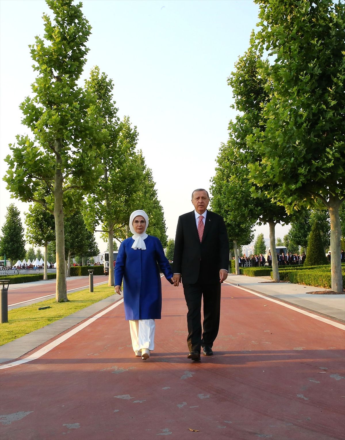 Tarih Yazılan Gecenin Sonunda Erdoğanlar Konutlarına Yürüyerek Geçti