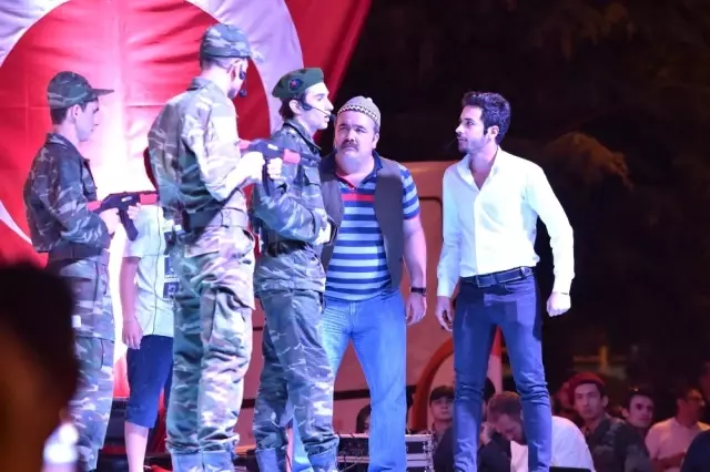 Uşak'ta 15 Temmuz Programına 'Şehir Tiyatrosu' Damga Vurdu