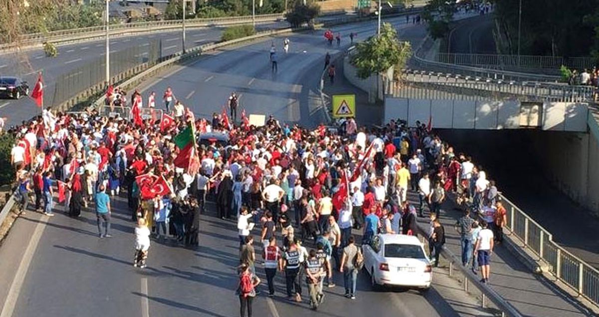Yüzlerce Kişi Polis Bariyerini Aşıp Şehitler köprüsü'ne Koştu