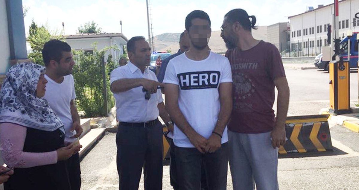 Darbe Sanığının Yakını Duruşmaya 'Hero' Yazılı Tişörtle Girmek İsteyince Gözaltına Alındı