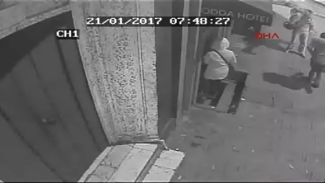 Dha İstanbul- (Video Görüntüleriyle Yeniden) İşte Taksim Zorbalığının Güvenlik Kamerasına Yansıyan...