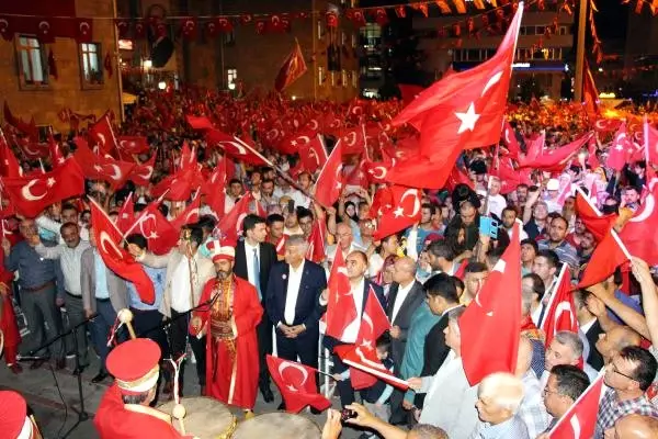 Isparta'da Vatandaşların Üzerine Gül Suyu Sıkıldı