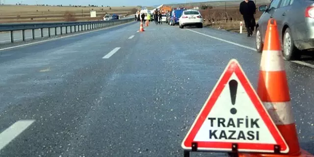 Minibüs Sürücü Adayının Aracına Çarptı