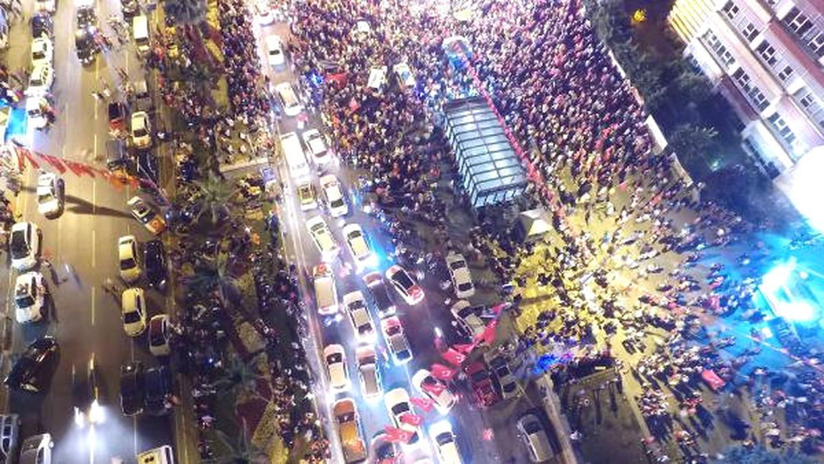 Şehitler Köprüsü Boşaldı, Meydanlar Doldu Taştı