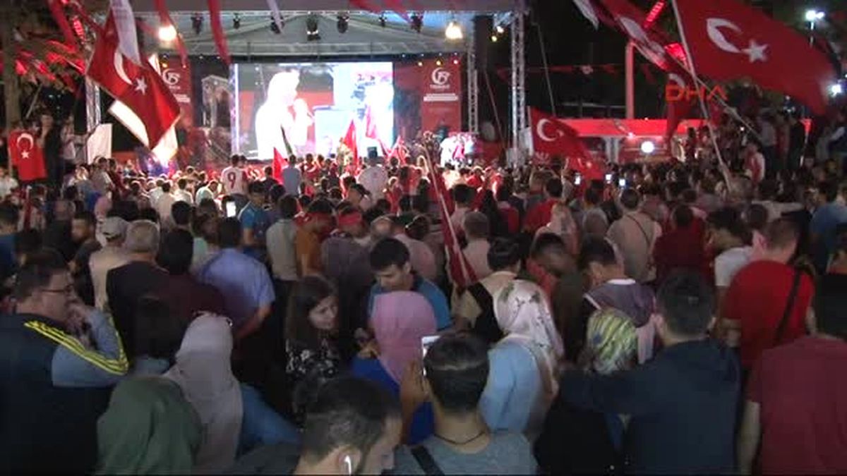 Vatandaşlar Şehit Ömer Halisdemir Heykeliyle Fotoğraf Çekmek İçin Kuyruğa Girdi
