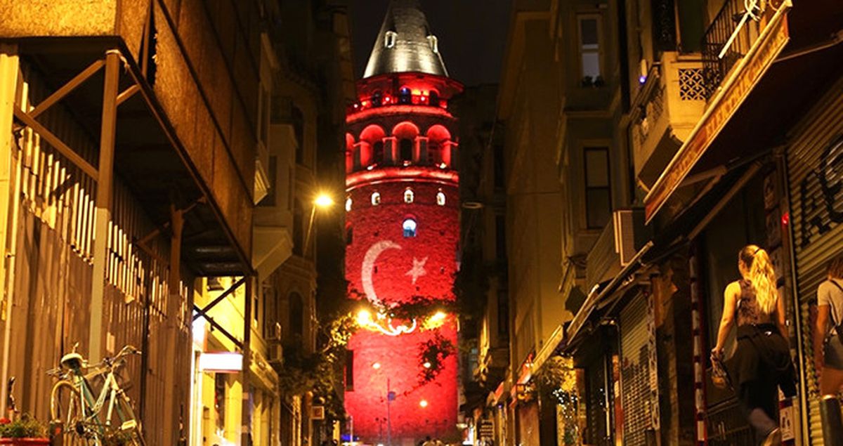 15 Temmuz'un Yıl Dönümünde, Galata Kulesi Kırmızı Beyaza Büründü