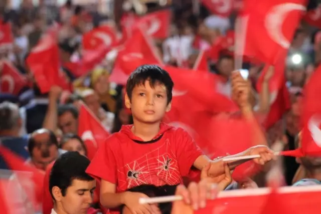 Denizli'deki Vatandaşlar Nöbette Uğur Işılak'la Coştu